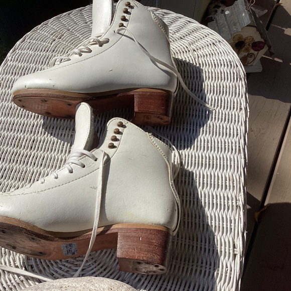 🎉SALE🎉Girls / Jackson Row / Figure Skates (need blades) - Picture 2 of 5